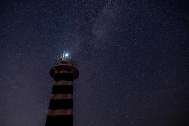 Perseid Meteor Shower Over Izmir The beacon of Sarpincik Lighthouse shines beneath a star-filled sky in Karaburun district of Izmir, Turkey, on August 13, 2026. The annual Perseid meteor shower, produced as Earth passes through debris left by comet Swift-Tuttle, peaked overnight from August 12 into the early hours of August 13, drawing skywatchers to dark viewing points to observe one of the year™s best-known meteor displays. Izmir Izmir Turkey Copyright: xMuratxKocabasx