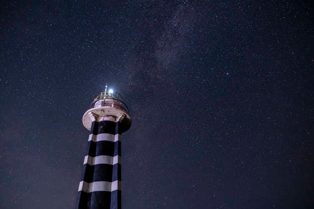Perseid Meteor Shower Over Izmir Sarpincik Lighthouse stands beneath the Milky Way in Karaburun district of Izmir, Turkey, on August 13, 2026. The annual Perseid meteor shower, produced as Earth passes through debris left by comet Swift-Tuttle, peaked overnight from August 12 into the early hours of August 13, drawing skywatchers to dark viewing points to observe one of the year™s best-known meteor displays. Izmir Izmir Turkey Copyright: xMuratxKocabasx