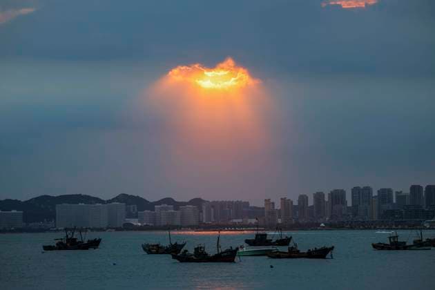 Light QINGDAO, CHINA - AUGUST 13, 2026 - A beam of light shone onto the sea through a gap in the sky over the seaside of Lingshan Bay in Qingdao West Coast New Area, Shandong Province, China on August 13, 2026. Qingdao Shandong China  Copyright: xCFOTOx i1786697551729