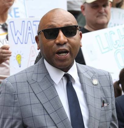 August 13, 2026, New York, New York, USA: Queens Borough President DONOVAN RICHARDS and supporters of the NYC Bird Alliance gather outside City Hall to demand the passage of Lights Out legislation. The bill, dubbed Flaco s Law, aims to curb commercial night lighting to protect over 250,000 migratory birds from fatal building collisions in New York City annually. New York USA  - ZUMAk03_ 20260813_zaf_k03_026 Copyright: xNancyxKaszermanx