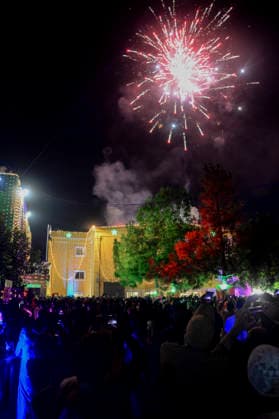 Pakistan Independence Day Celebrations Rawalpindi A crowd watches a bright fireworks display above an illuminated building during Independence Day celebrations in Rawalpindi, Pakistan, on August 14, 2026. Pakistan marks Independence Day on August 14, commemorating the countryis independence from British rule in 1947. Rawalpindi Punjab Pakistan Copyright: xZubairxAbbasix