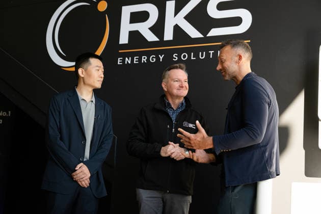 ANTHONY ALBANESE PRESSER, Fox ESS CEO, Micheal Zhu, Minister for Climate Change and Energy of Australia, Chris Bowen and Fox ESS ambassador, Ian Thorpe during a visit to RK Solar & Consulting Services in Sydney, Friday, August 14, 2026. ( NO ARCHIVING Sydney New South Wales Australia  Copyright: xSarahxWilsonx 20260814177713143139