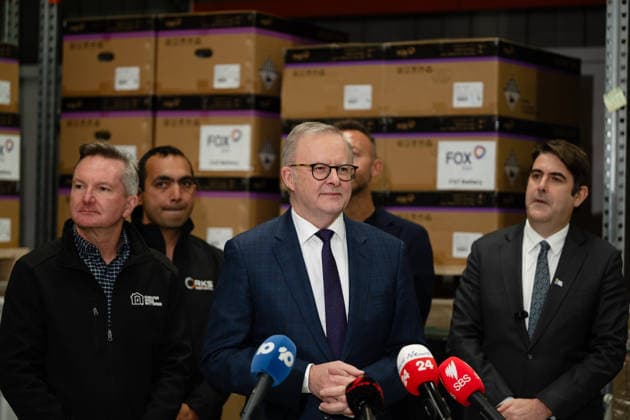 ANTHONY ALBANESE PRESSER, Minister for Climate Change and Energy of Australia, Chris Bowen, RKS Energy Solutions Owner Kunal Kapoor, Australian Prime Minster, Anthony Albanese, Fox ESS ambassador, Ian Thorpe and Chief Executive Officer of the Smart Energy Council, David McEleraduring a visit to RK Solar & Consulting Services in Sydney, Friday, August 14, 2026. ( NO ARCHIVING Sydney New South Wales Australia  Copyright: xSarahxWilsonx 20260814183792129526
