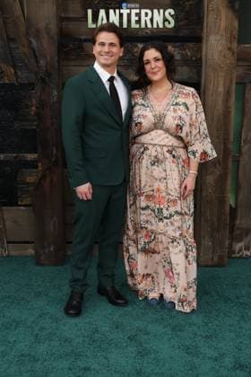 LOS ANGELES, CALIFORNIA - AUGUST 13: Jason Ritter & Melanie Lynskey at the Los Angeles Premiere of DC Studios Drama Series Lanterns r on August 13, 2026 Credit: USA - ZUMAa123 20260813_zaa_a123_183 Copyright: xAdMediax