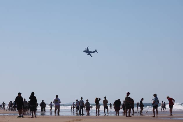 PACIFIC AIRSHOW, A C17 flies over the beach during The Pacific Airshow Gold Coast in Surfers Paradise, Queensland, Friday, August 14, 2026. ( NO ARCHIVING Surfers Paradise Queensland AUSTRALIA  Copyright: xJASONxO BRIENx 20260814151425283233