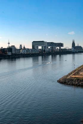 Durch die historisch niedrigen Pegelstände im Rhein ist die Logistik extremst gestört. Hierdurch entstehen Herausforderungen und Folgen für den Alltag. Es droht das Abschneiden der Transportwege im Rhein. Die Kosten für den Verbraucher steigen im Bereich der Lebensmitteln, bei den Kraftstoffen und anderen Bereichen durch gestiegene Transportkosten. Unternehmen sind gezwungen, die Produktionen zu drosseln. Köln, 13.08.2026 *** Due to historically low water levels in the Rhine, logistics have been severely disrupted. This is creating challenges and consequences for everyday life. There is a risk that transport routes along the Rhine will be cut off. Consumer costs are rising for food, fuel, and other goods due to increased transportation Foto:xR.xSchmiegeltx xFuturexImagex neidrigwasser_6802