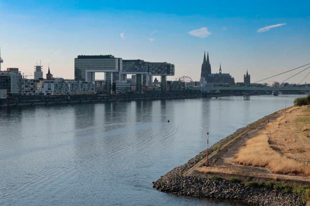 Durch die historisch niedrigen Pegelstände im Rhein ist die Logistik extremst gestört. Hierdurch entstehen Herausforderungen und Folgen für den Alltag. Es droht das Abschneiden der Transportwege im Rhein. Die Kosten für den Verbraucher steigen im Bereich der Lebensmitteln, bei den Kraftstoffen und anderen Bereichen durch gestiegene Transportkosten. Unternehmen sind gezwungen, die Produktionen zu drosseln. Köln, 13.08.2026 *** Due to historically low water levels in the Rhine, logistics have been severely disrupted. This is creating challenges and consequences for everyday life. There is a risk that transport routes along the Rhine will be cut off. Consumer costs are rising for food, fuel, and other goods due to increased transportation Foto:xR.xSchmiegeltx xFuturexImagex neidrigwasser_6805