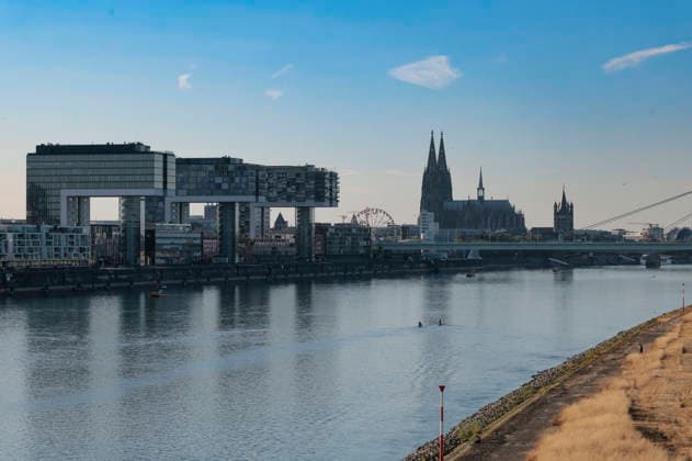 Durch die historisch niedrigen Pegelstände im Rhein ist die Logistik extremst gestört. Hierdurch entstehen Herausforderungen und Folgen für den Alltag. Es droht das Abschneiden der Transportwege im Rhein. Die Kosten für den Verbraucher steigen im Bereich der Lebensmitteln, bei den Kraftstoffen und anderen Bereichen durch gestiegene Transportkosten. Unternehmen sind gezwungen, die Produktionen zu drosseln. Köln, 13.08.2026 *** Due to historically low water levels in the Rhine, logistics have been severely disrupted. This is creating challenges and consequences for everyday life. There is a risk that transport routes along the Rhine will be cut off. Consumer costs are rising for food, fuel, and other goods due to increased transportation Foto:xR.xSchmiegeltx xFuturexImagex neidrigwasser_6806