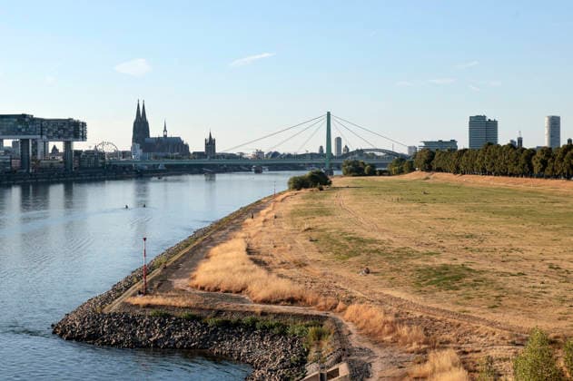 Durch die historisch niedrigen Pegelstände im Rhein ist die Logistik extremst gestört. Hierdurch entstehen Herausforderungen und Folgen für den Alltag. Es droht das Abschneiden der Transportwege im Rhein. Die Kosten für den Verbraucher steigen im Bereich der Lebensmitteln, bei den Kraftstoffen und anderen Bereichen durch gestiegene Transportkosten. Unternehmen sind gezwungen, die Produktionen zu drosseln. Köln, 13.08.2026 *** Due to historically low water levels in the Rhine, logistics have been severely disrupted. This is creating challenges and consequences for everyday life. There is a risk that transport routes along the Rhine will be cut off. Consumer costs are rising for food, fuel, and other goods due to increased transportation Foto:xR.xSchmiegeltx xFuturexImagex neidrigwasser_6807