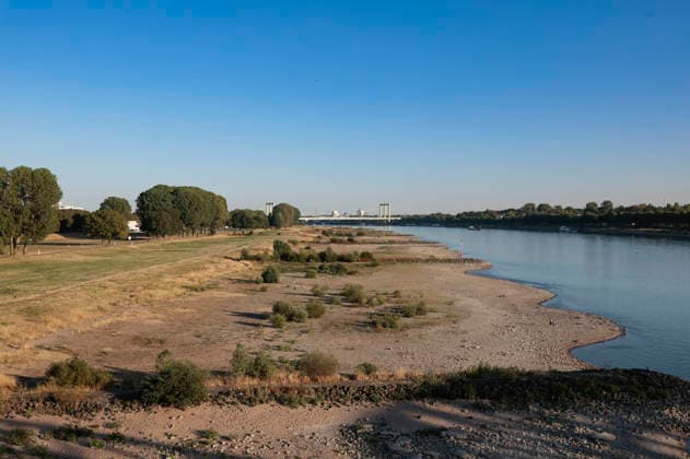 Poller Wiesen - Durch die historisch niedrigen Pegelstände im Rhein ist die Logistik extremst gestört. Hierdurch entstehen Herausforderungen und Folgen für den Alltag. Es droht das Abschneiden der Transportwege im Rhein. Die Kosten für den Verbraucher steigen im Bereich der Lebensmitteln, bei den Kraftstoffen und anderen Bereichen durch gestiegene Transportkosten. Unternehmen sind gezwungen, die Produktionen zu drosseln. Köln, 13.08.2026 *** Poller Wiesen: Due to historically low water levels in the Rhine, logistics have been severely disrupted. This is creating challenges and consequences for everyday life. There is a risk that transport routes along the Rhine will be cut off. Consumer costs are rising for food, fuel, and other goods Foto:xR.xSchmiegeltx xFuturexImagex neidrigwasser_6810