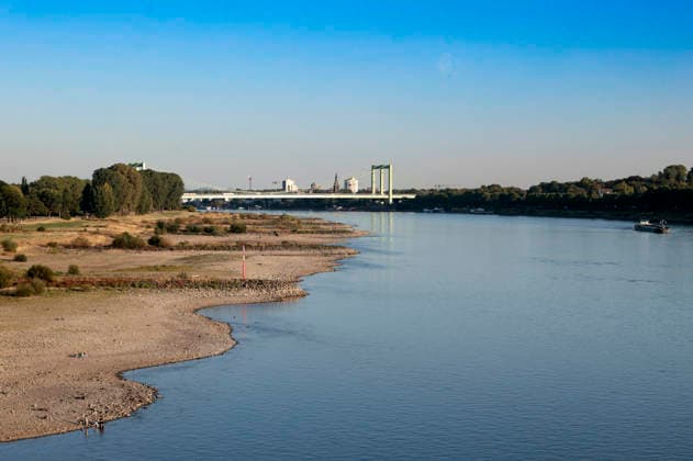 Poller Wiesen und Rodenkirchener Brücke - Durch die historisch niedrigen Pegelstände im Rhein ist die Logistik extremst gestört. Hierdurch entstehen Herausforderungen und Folgen für den Alltag. Es droht das Abschneiden der Transportwege im Rhein. Die Kosten für den Verbraucher steigen im Bereich der Lebensmitteln, bei den Kraftstoffen und anderen Bereichen durch gestiegene Transportkosten. Unternehmen sind gezwungen, die Produktionen zu drosseln. Köln, 13.08.2026 *** Poller Wiesen and Rodenkirchen Bridge: Due to historically low water levels in the Rhine, logistics have been severely disrupted. This is creating challenges and consequences for everyday life. There is a risk that transport routes along the Rhine will be cut off. Costs f Foto:xR.xSchmiegeltx xFuturexImagex neidrigwasser_6814