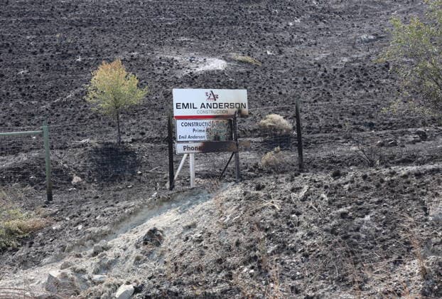 August 13, 2026, Penticton, Bc, CANADA: A sign is burnt by fires in Summerland B.C., on Thursday, August 13, 2026. Penticton CANADA  - ZUMAc35_ 20260813_zaf_c35_176 Copyright: xDeannaxDunhamx