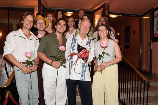1. Reihe -Darsteller Richard Fouqueau Schauspieler Lysander Valentin Schmidt Schauspieler Sepp Schauer, Schauspieler Hermia Magdalena. Echter Schauspielerin mit Weiteren Mitdarstellern Muenchen 13.08.2029 Bayerischer Hof Komoedie Premiere Ein total verrückter Sommernachtstraum Foto Muenchen *** Cast: Richard Fouqueau as Lysander, Valentin Schmidt as Sepp Schauer, Magdalena Echter as Hermia, and other cast members. Munich, August 13, 2029, Bayerischer Hof. Comedy premiere: *A Totally Crazy Midsummer Night s Dream*. Photo: Munich