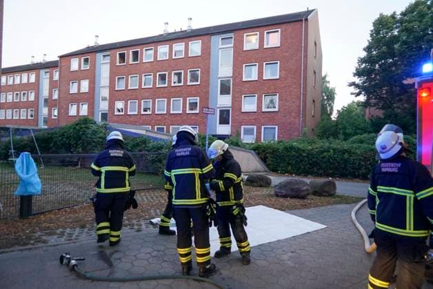CNTV FEUER- Feuerwehr im Einsatz loeschen am Brandort.Kuechenbrand bei einem Feuer in einer Wohnung eines Mehrfamilienhaus im Querkamp Hamburg 13.AUGUST 2026 Der Bewhoner der stark vollgestellten vermuellten Wohnung erlitt eine Rauchgasvergiftung und musste in ein Krankenhaus eingeliefert werden. Hamburg Deutschland *** CNTV FIRE: Firefighters on the scene extinguishing a kitchen fire in an apartment in a multi-family building on Querkamp in Hamburg, August 13, 2026. The resident of the heavily cluttered and littered apartment suffered smoke inhalation and had to be taken to a hospital. Hamburg Germany