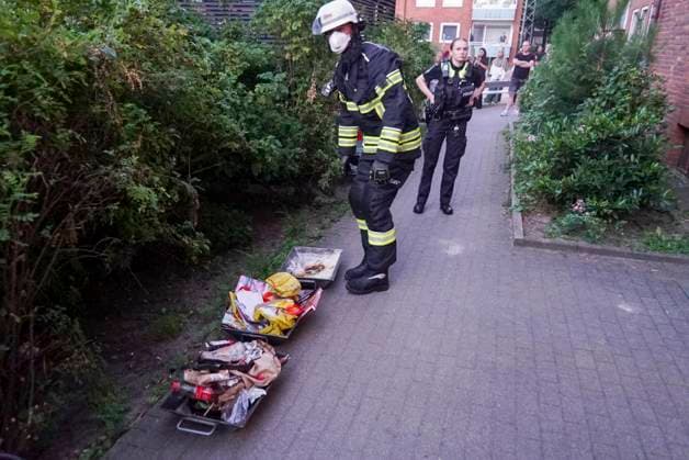 CNTV FEUER- Feuerwehr im Einsatz loeschen am Brandort Ausgebranter Kuechen Muell Kuechenbrand bei einem Feuer in einer Wohnung eines Mehrfamilienhaus im Querkamp Hamburg 13.AUGUST 2026 Der Bewhoner der stark vollgestellten vermuellten Wohnung erlitt eine Rauchgasvergiftung und musste in ein Krankenhaus eingeliefert werden. Hamburg Deutschland *** CNTV FIRE Firefighters on the scene extinguishing a fire at the scene of a burned-out kitchen trash fire in an apartment in a multi-family building on Querkamp in Hamburg, August 13, 2026. The resident of the heavily cluttered, trash-filled apartment suffered smoke inhalation and had to be taken to a hospital; Hamburg, Germany