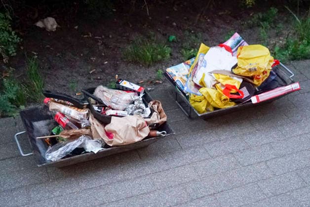 CNTV FEUER- Feuerwehr im Einsatz loeschen am Brandort Ausgebranter Kuechen Muell Kuechenbrand bei einem Feuer in einer Wohnung eines Mehrfamilienhaus im Querkamp Hamburg 13.AUGUST 2026 Der Bewhoner der stark vollgestellten vermuellten Wohnung erlitt eine Rauchgasvergiftung und musste in ein Krankenhaus eingeliefert werden. Hamburg Deutschland *** CNTV FIRE Firefighters on the scene extinguishing a fire at the scene of a burned-out kitchen trash fire in an apartment in a multi-family building on Querkamp in Hamburg, August 13, 2026. The resident of the heavily cluttered, trash-filled apartment suffered smoke inhalation and had to be taken to a hospital; Hamburg, Germany