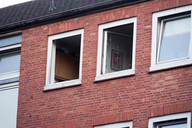 CNTV FEUER- Feuerwehr im Einsatz loeschen am Brandort.Kuechenbrand bei einem Feuer in einer Wohnung eines Mehrfamilienhaus im Querkamp Hamburg 13.AUGUST 2026 Der Bewhoner der stark vollgestellten vermuellten Wohnung erlitt eine Rauchgasvergiftung und musste in ein Krankenhaus eingeliefert werden. Hamburg Deutschland *** CNTV FIRE: Firefighters on the scene extinguishing a kitchen fire in an apartment in an apartment building on Querkamp in Hamburg, August 13, 2026. The resident of the heavily cluttered and trash-filled apartment suffered smoke inhalation and had to be taken to a hospital. Hamburg Germany