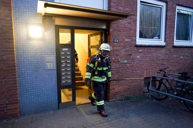 CNTV FEUER- Feuerwehr im Einsatz loeschen am Brandort.Kuechenbrand bei einem Feuer in einer Wohnung eines Mehrfamilienhaus im Querkamp Hamburg 13.AUGUST 2026 Der Bewhoner der stark vollgestellten vermuellten Wohnung erlitt eine Rauchgasvergiftung und musste in ein Krankenhaus eingeliefert werden. Hamburg Deutschland *** CNTV FIRE: Firefighters on the scene extinguishing a kitchen fire in an apartment in an apartment building on Querkamp in Hamburg, August 13, 2026. The resident of the heavily cluttered and trash-filled apartment suffered smoke inhalation and had to be taken to a hospital. Hamburg Germany