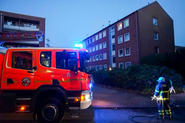 CNTV FEUER- Feuerwehr im Einsatz loeschen am Brandort.Kuechenbrand bei einem Feuer in einer Wohnung eines Mehrfamilienhaus im Querkamp Hamburg 13.AUGUST 2026 Der Bewhoner der stark vollgestellten vermuellten Wohnung erlitt eine Rauchgasvergiftung und musste in ein Krankenhaus eingeliefert werden. Hamburg Deutschland *** CNTV FIRE: Firefighters on the scene extinguishing a kitchen fire in an apartment in an apartment building on Querkamp in Hamburg, August 13, 2026. The resident of the heavily cluttered and trash-filled apartment suffered smoke inhalation and had to be taken to a hospital. Hamburg Germany