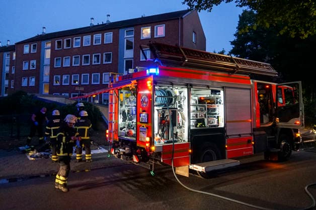 CNTV FEUER- Feuerwehr im Einsatz loeschen am Brandort.Kuechenbrand bei einem Feuer in einer Wohnung eines Mehrfamilienhaus im Querkamp Hamburg 13.AUGUST 2026 Der Bewhoner der stark vollgestellten vermuellten Wohnung erlitt eine Rauchgasvergiftung und musste in ein Krankenhaus eingeliefert werden. Hamburg Deutschland *** CNTV FIRE: Firefighters on the scene extinguishing a kitchen fire in an apartment in an apartment building on Querkamp in Hamburg, August 13, 2026. The resident of the heavily cluttered and trash-filled apartment suffered smoke inhalation and had to be taken to a hospital. Hamburg Germany