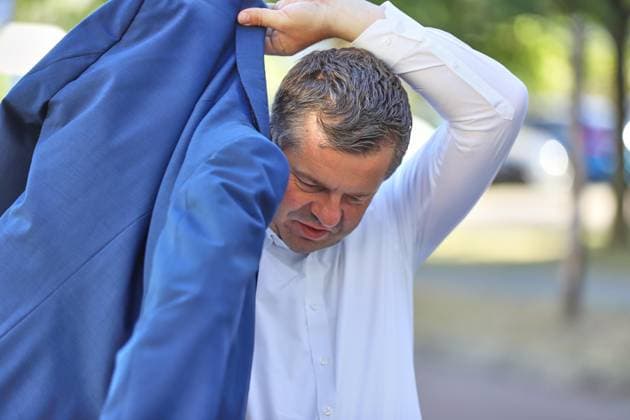 Halle (Saale), Sachsen-Anhalt, Deutschland, 14.08.2026: Ministerpräsident besucht ProCurand-Pflegeeinrichtung: Sven Schulze, CDU, kommt an und zieht sein Jackett an. *** Halle an der Saale, Saxony-Anhalt, Germany, August 14, 2026: State Premier Visits ProCurand Care Facility; Sven Schulze (CDU) Arrives and Puts on His Jacket Copyright: xdtsxNachrichtenagenturx dts_130118