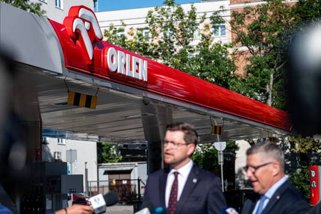 Warszawa 14.08.2026 Polish MPs Andrzej Sliwka and Zbigniew Kuzmiuk press conference at Orlen petrol fuel station on Daleka street, Warsaw, August 14, 2026. --- Konferencja Prasowa Poslow na Sejm RP Andrzeja Sliwki i Zbigniewa Kuzmiuka na warszawskiej stacji ORLEN na temat cen paliw oraz zwiazanych z nimi dzialan rzadu. Warszawa, 14 sierpnia 2026. Persons shown : Andrzej Sliwka Zbigniew Kuzmiuk logo orlen Fot. Kai Taller Arena Akcji NEWSPIX.PL --- newspix.pl POLAND OUT! 