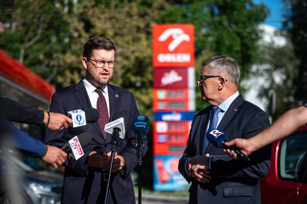 Warszawa 14.08.2026 Polish MPs Andrzej Sliwka and Zbigniew Kuzmiuk press conference at Orlen petrol fuel station on Daleka street, Warsaw, August 14, 2026. --- Konferencja Prasowa Poslow na Sejm RP Andrzeja Sliwki i Zbigniewa Kuzmiuka na warszawskiej stacji ORLEN na temat cen paliw oraz zwiazanych z nimi dzialan rzadu. Warszawa, 14 sierpnia 2026. Persons shown : Andrzej Sliwka Zbigniew Kuzmiuk Fot. Kai Taller Arena Akcji NEWSPIX.PL --- newspix.pl POLAND OUT! 