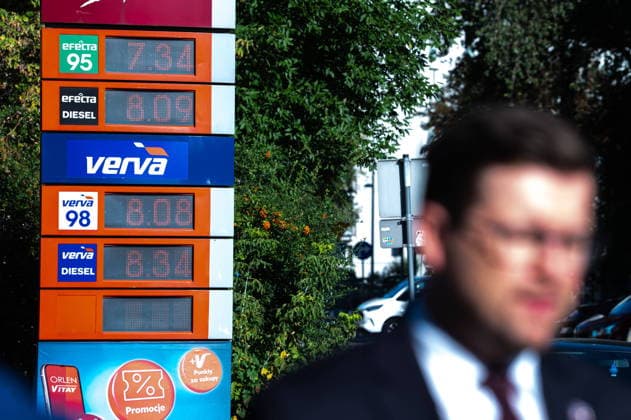 Warszawa 14.08.2026 Polish MPs Andrzej Sliwka and Zbigniew Kuzmiuk press conference at Orlen petrol fuel station on Daleka street, Warsaw, August 14, 2026. --- Konferencja Prasowa Poslow na Sejm RP Andrzeja Sliwki i Zbigniewa Kuzmiuka na warszawskiej stacji ORLEN na temat cen paliw oraz zwiazanych z nimi dzialan rzadu. Warszawa, 14 sierpnia 2026. Persons shown : Andrzej Sliwka cena paliwa ceny paliw Fot. Kai Taller Arena Akcji NEWSPIX.PL --- newspix.pl POLAND OUT! 
