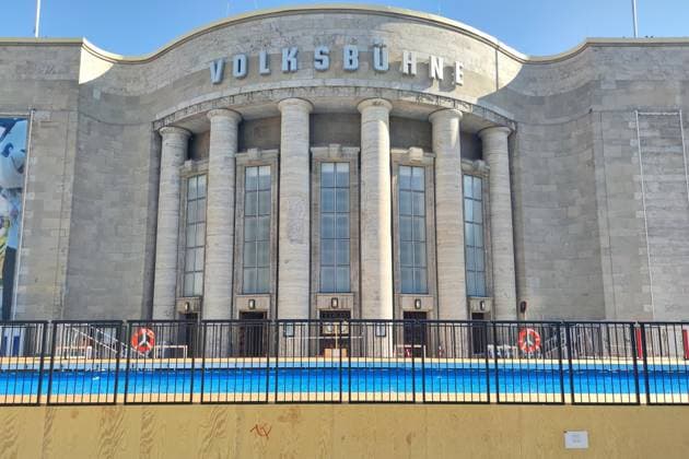 Berlin, Deutschland, 14.08.2026: Volksbad vor der Berliner Volksbühne *** Berlin, Germany, August 14, 2026 Public swimming area in front of the Berlin Volksbühne Copyright: xdtsxNachrichtenagenturx dts_130122