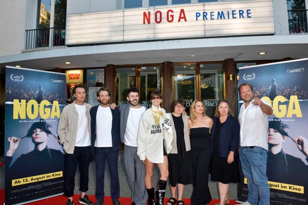 Benji Bergmann, Jono Bergmann, Ori Rousso, Noga Erez und Alexander Glehr mit Team bei der Premiere des Dokumentarfilms Noga im Cinema Paris. Berlin, 13.08.2026 *** Benji Bergmann, Jono Bergmann, Ori Rousso, Noga Erez, and Alexander Glehr with their team at the premiere of the documentary *Noga* at Cinema Paris Berlin, August 13, 2026 Foto:xM.xBehrensx xFuturexImagex noga_6817