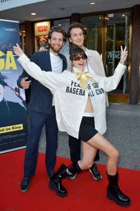 Jono Bergmann, Benji Bergmann und Noga Erez bei der Premiere des Dokumentarfilms Noga im Cinema Paris. Berlin, 13.08.2026 *** Jono Bergmann, Benji Bergmann, and Noga Erez at the premiere of the documentary *Noga* at Cinema Paris Berlin, August 13, 2026 Foto:xM.xBehrensx xFuturexImagex noga_6829