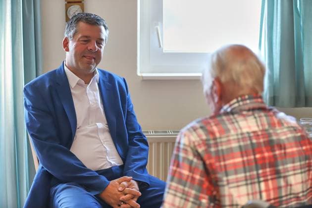 Halle (Saale), Sachsen-Anhalt, Deutschland, 14.08.2026: Ministerpräsident besucht ProCurand-Pflegeeinrichtung: Sven Schulze, CDU, unterhält sich mit einem Bewohner. *** Halle-Saale, Saxony-Anhalt, Germany, August 14, 2026: The Minister President visits the ProCurand care facility; Sven Schulze (CDU) talks with a resident Copyright: xdtsxNachrichtenagenturx dts_130121