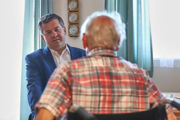 Halle (Saale), Sachsen-Anhalt, Deutschland, 14.08.2026: Ministerpräsident besucht ProCurand-Pflegeeinrichtung: Sven Schulze, CDU, unterhält sich mit einem Bewohner. *** Halle-Saale, Saxony-Anhalt, Germany, August 14, 2026: The Minister President visits the ProCurand care facility; Sven Schulze (CDU) talks with a resident Copyright: xdtsxNachrichtenagenturx dts_130123