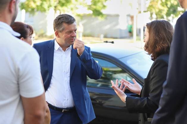 Halle (Saale), Sachsen-Anhalt, Deutschland, 14.08.2026: Ministerpräsident besucht ProCurand-Pflegeeinrichtung: Sven Schulze, CDU, wird von Pflegedienstleiterin Madeleine Greve begrüßt. *** Halle-Saale, Saxony-Anhalt, Germany, August 14, 2026: State Premier Visits ProCurand Care Facility; Sven Schulze (CDU) is welcomed by Care Services Director Madeleine Greve Copyright: xdtsxNachrichtenagenturx dts_130126