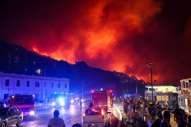 Wildfire near Omis: Large numbers of tourists and residents evacuated as firefighters face sleepless night A large wildfire that broke out on August 13, 2026 in the village of Lokva Rogoznica near Omis, Croatia was out of control, with flames dangerously close to homes, prompting the evacuation of residents. All available firefighting forces are on the ground, working at maximum capacity to protect homes and other buildings.  IvanaxIvanovic PIXSELL