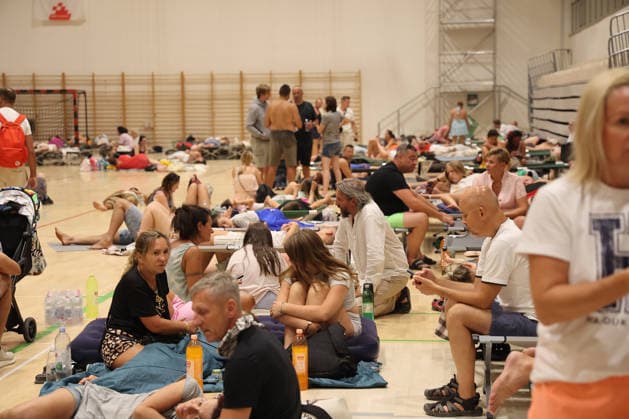 Residents and Tourists Spend the Night in Ribnjak Sports Hall Numerous residents and tourists were evacuated from Omis, Croatia on August 13, 2026, due to a wildfire that affected the town. Following the evacuation, they were accommodated and spent the night at the Ribnjak Sports Hall.  IvanaxIvanovic PIXSELL