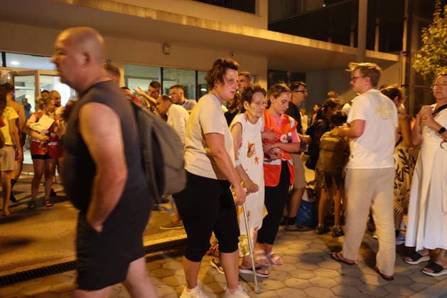 Residents and Tourists Spend the Night in Ribnjak Sports Hall Numerous residents and tourists were evacuated from Omis, Croatia on August 13, 2026, due to a wildfire that affected the town. Following the evacuation, they were accommodated and spent the night at the Ribnjak Sports Hall.  IvanaxIvanovic PIXSELL