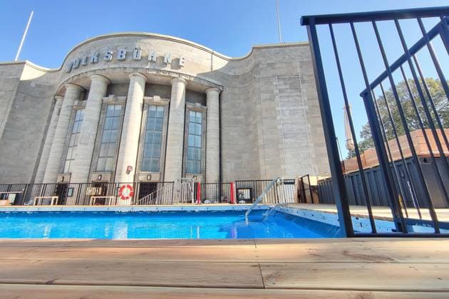 Berlin, Deutschland, 14.08.2026: Volksbad vor der Berliner Volksbühne *** Berlin, Germany, August 14, 2026 Public swimming area in front of the Berlin Volksbühne Copyright: xdtsxNachrichtenagenturx dts_130132