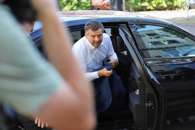 Halle (Saale), Sachsen-Anhalt, Deutschland, 14.08.2026: Ministerpräsident besucht ProCurand-Pflegeeinrichtung: Sven Schulze, CDU, kommt an und zieht sein Jackett an. *** Halle an der Saale, Saxony-Anhalt, Germany, August 14, 2026: State Premier Visits ProCurand Care Facility; Sven Schulze (CDU) Arrives and Puts on His Jacket Copyright: xdtsxNachrichtenagenturx dts_130133