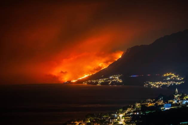 (260814) -- OMIS, Aug. 14, 2026 -- This photo taken on Aug. 13, 2026 shows a massive wildfire near the coastal town of Omis, Croatia. At least 1,000 residents and tourists have been evacuated after a massive wildfire spread into the coastal town of Omis in southern Croatia, local media reported early Friday. ( PIXSELL via Xinhua) CROATIA-OMIS-WILDFIRE ZvonimirxBarisin 