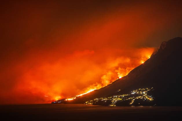 (260814) -- OMIS, Aug. 14, 2026 -- This photo taken on Aug. 13, 2026 shows a massive wildfire near the coastal town of Omis, Croatia. At least 1,000 residents and tourists have been evacuated after a massive wildfire spread into the coastal town of Omis in southern Croatia, local media reported early Friday. ( PIXSELL via Xinhua) CROATIA-OMIS-WILDFIRE ZvonimirxBarisin 