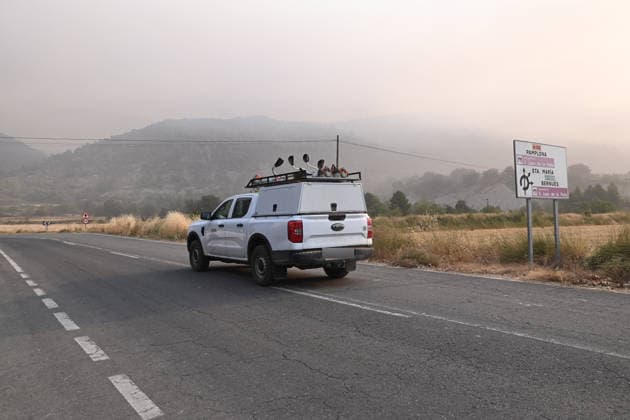 The spread of the fire in Huesca forces the evacuation of belongings from the Monastery of San Juan de la Pena. Thick smoke caused by a wildfire on August 14, 2026, in Las Penas de Riglos, Hoya de Huesca, Huesca, Aragón, Spain. The fire, which broke out at 12:37 p.m. this Monday in Las Penas de Riglos, Huesca, has already burned more than 9,000 hectares and forced the preventive evacuation of sixteen towns and a total of 830 people. This Thursday, the flames surrounded the old monastery of San Juan de la Pena, though they did not damage the structure. Early this morning, the regional government issued an evacuation order for four more municipalities, in addition to the twelve from yesterday: the towns of Santa María de La Pena, Triste, La  Copyright: xRamonxCometx 7713672