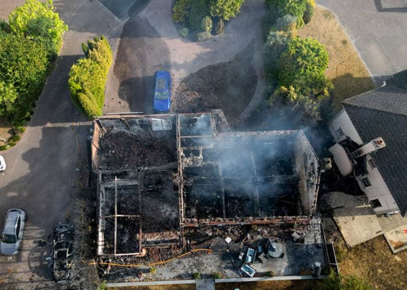 Wildfires destroy homes near Birmingham in Stourbridge STOURBRIDGE, UNITED KINGDOM - AUGUST 14: Homes destroyed by wildfires are seen in Stourbridge, United Kingdom, on August 14, 2026, a day after the fires broke out and swept through residential areas. Ioannis Alexopoulos Anadolu Stourbridge United Kingdom. Editorial use only. Please get in touch for any other usage.  Copyright: x2026xAnadoluxIoannisxAlexopoulosx