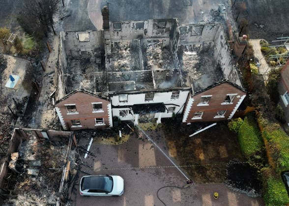 Wildfires destroy homes near Birmingham in Stourbridge STOURBRIDGE, UNITED KINGDOM - AUGUST 14: Homes destroyed by wildfires are seen in Stourbridge, United Kingdom, on August 14, 2026, a day after the fires broke out and swept through residential areas. Ioannis Alexopoulos Anadolu Stourbridge United Kingdom. Editorial use only. Please get in touch for any other usage.  Copyright: x2026xAnadoluxIoannisxAlexopoulosx