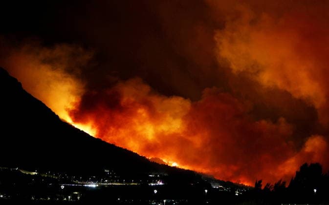 RECORD DATE NOT STATED Omis, Croatia, 140826. A large fire broke out last night in Lokva Rogoznica and spread to the area above Omis. Houses and cars were burned. Traffic on the Adriatic Highway was disrupted, residents and tourists from the affected area were evacuated, and firefighters are on the ground extinguishing the fire, which is being made more difficult by strong winds. Photo: Jakov Prkic CROPIX CROATIA Copyright: xxJakovxPrkicx xCROPIXx pozar_omis01-130826