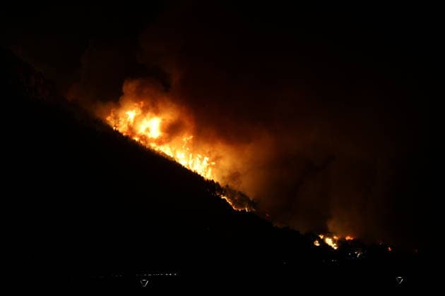 RECORD DATE NOT STATED Omis, Croatia, 140826. A large fire broke out last night in Lokva Rogoznica and spread to the area above Omis. Houses and cars were burned. Traffic on the Adriatic Highway was disrupted, residents and tourists from the affected area were evacuated, and firefighters are on the ground extinguishing the fire, which is being made more difficult by strong winds. Photo: Jakov Prkic CROPIX CROATIA Copyright: xxJakovxPrkicx xCROPIXx pozar_omis20-130826