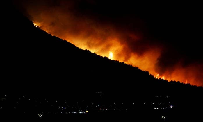 RECORD DATE NOT STATED Omis, Croatia, 140826. A large fire broke out last night in Lokva Rogoznica and spread to the area above Omis. Houses and cars were burned. Traffic on the Adriatic Highway was disrupted, residents and tourists from the affected area were evacuated, and firefighters are on the ground extinguishing the fire, which is being made more difficult by strong winds. Photo: Jakov Prkic CROPIX CROATIA Copyright: xxJakovxPrkicx xCROPIXx pozar_omis4-130826