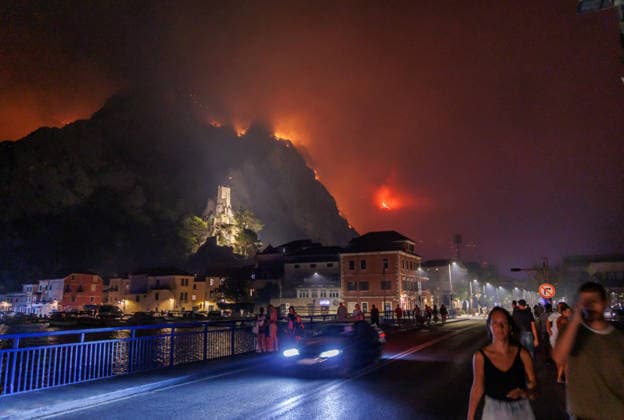 Omis, Croatia, 140826. A large fire broke out last night in Lokva Rogoznica and spread to the area above Omis. Houses and cars were burned. Traffic on the Adriatic Highway was disrupted, residents and tourists from the affected area were evacuated, and firefighters are on the ground extinguishing the fire, which is being made more difficult by strong winds. Photo: Jakov Prkic CROPIX CROATIA Copyright: xxJakovxPrkicx xCROPIXx japr_pozar_omis3-130826