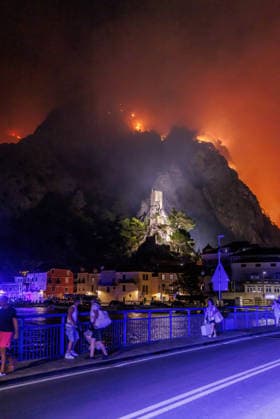 Omis, Croatia, 140826. A large fire broke out last night in Lokva Rogoznica and spread to the area above Omis. Houses and cars were burned. Traffic on the Adriatic Highway was disrupted, residents and tourists from the affected area were evacuated, and firefighters are on the ground extinguishing the fire, which is being made more difficult by strong winds. Photo: Jakov Prkic CROPIX CROATIA Copyright: xxJakovxPrkicx xCROPIXx japr_pozar_omis4-130826