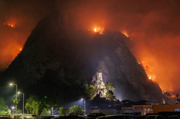 Omis, Croatia, 140826. A large fire broke out last night in Lokva Rogoznica and spread to the area above Omis. Houses and cars were burned. Traffic on the Adriatic Highway was disrupted, residents and tourists from the affected area were evacuated, and firefighters are on the ground extinguishing the fire, which is being made more difficult by strong winds. Photo: Jakov Prkic CROPIX CROATIA Copyright: xxJakovxPrkicx xCROPIXx japr_pozar_omis6-130826